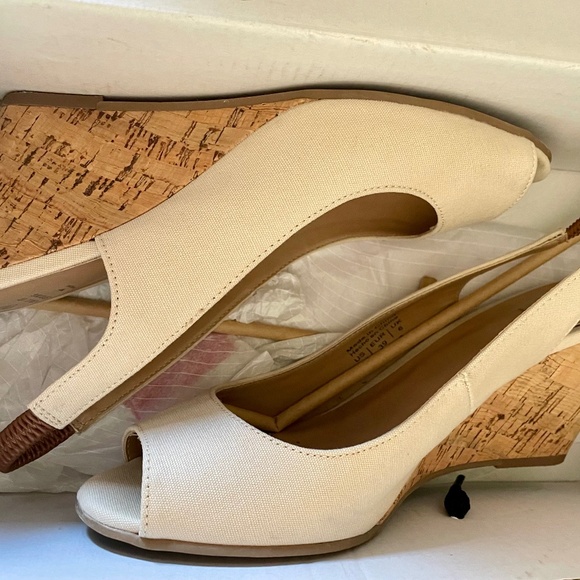 Call it Spring size 8.5 wedges - Picture 1 of 6